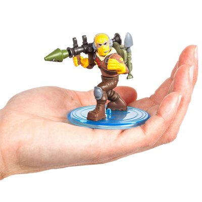    :   4  (Fortnite Battle Royale Collection: 4 Action Figure Squad Pack) (,  2)