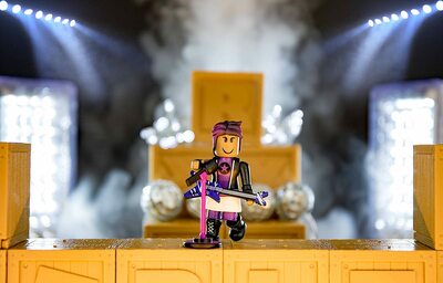  :      (Roblox Celebrity Collection- Wild Starr and Roblox High School: Spring Break (Two Figure Pack)) (,  3)