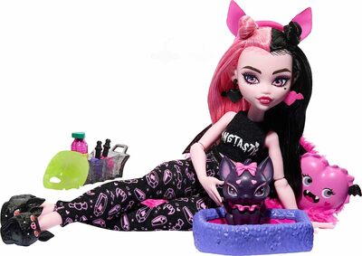  -   (2022.) (Draculaura &amp; Pet Bat - Monster High Creepover Party) (,  2)